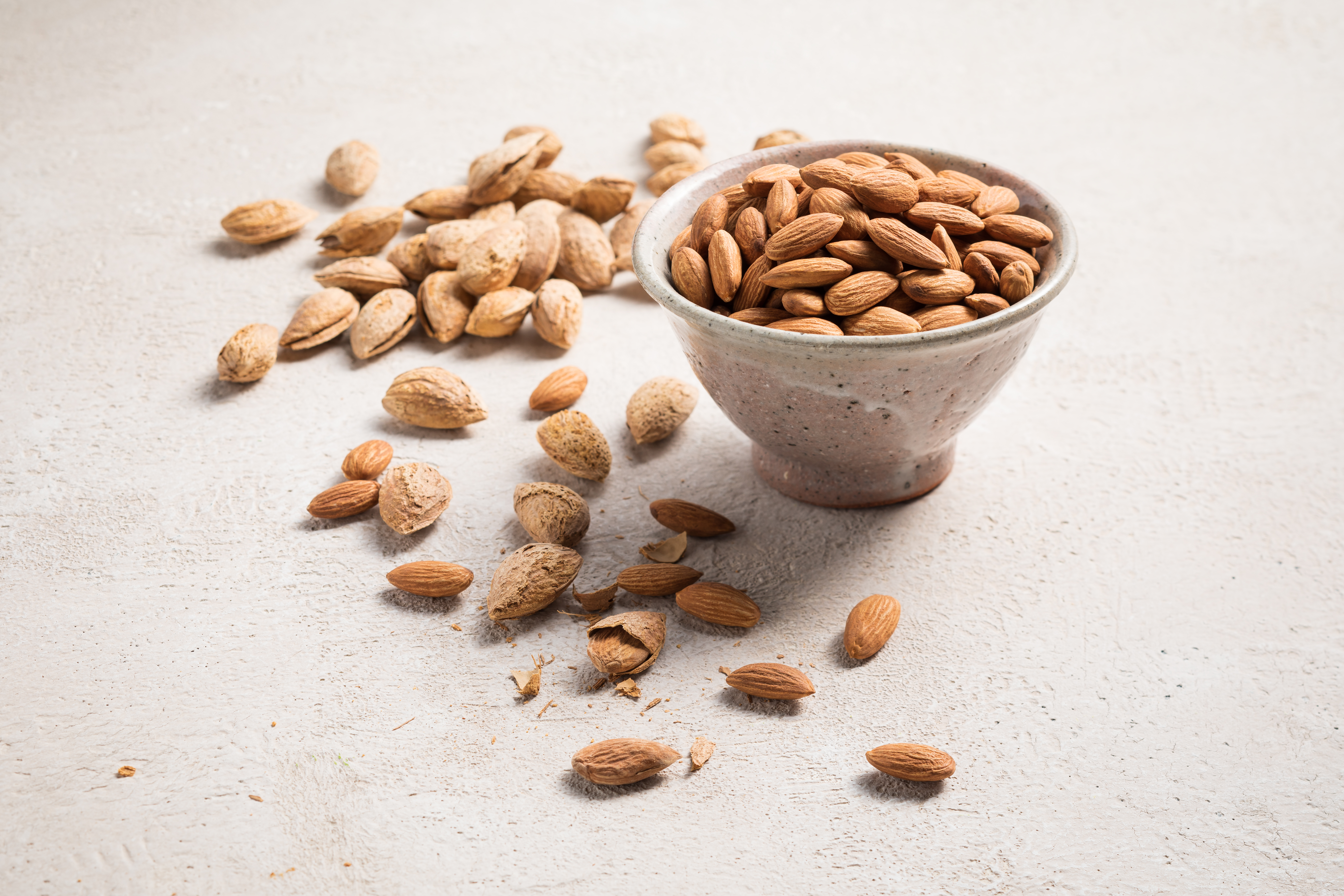 Un semplice spuntino quotidiano a base di mandorle è associato a un miglioramento delle funzioni esecutive, della glicemia e del peso in alcuni adulti con prediabete